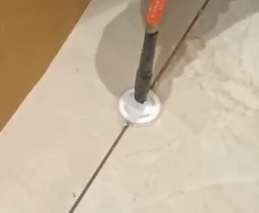 白城市瓷砖空鼓维修公司专业解答瓷砖在铺贴过程中，如果没有涂抹均匀到位的粘结材料（如水泥砂浆或瓷砖胶），可能会导致以下问题