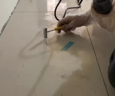 白城市瓷砖开裂维修公司专业分享瓷砖在铺贴前如果没有沥干水分，将会导致以下问题