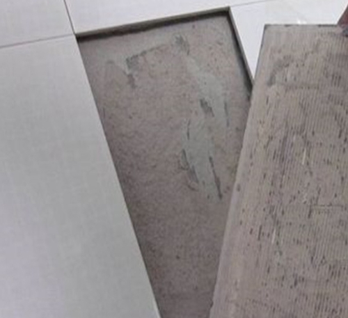 白城市瓷砖空鼓维修公司分享瓷砖铺贴时如果打浆（即涂抹在瓷砖背面和基层上的砂浆或瓷砖胶）过少，会带来以下问题